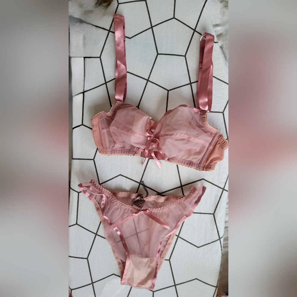 Barneys New York Niki England 32A Small Bra and Panty Set